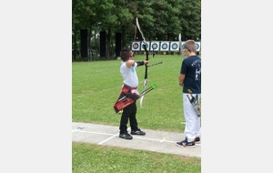 C'est qu'il est tout fier notre petit Arthur. C'est sûr, avec un peu de travail et l'apprivoisement de son arc, il va super bien progresser l'année prochaine