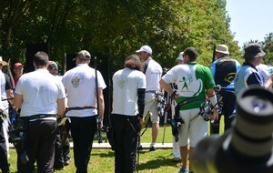 Nos archers s'élancent sur le pas de tir. Petit clin d'œil: 3 t-shirts, 3 nuances de couleur du logo... non, non, il y en a qui n'ont pas de la bouteille déjà...