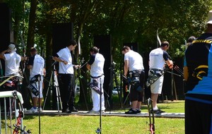 C'est parti pour les premières volées. Aller Sylvain, Aujourd'hui est un bon jour pour cartonner. Sens les bonnes ondes des bons archers qui t'entourent...