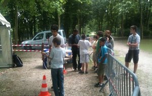 12H30 les premiers jeunes.JPG